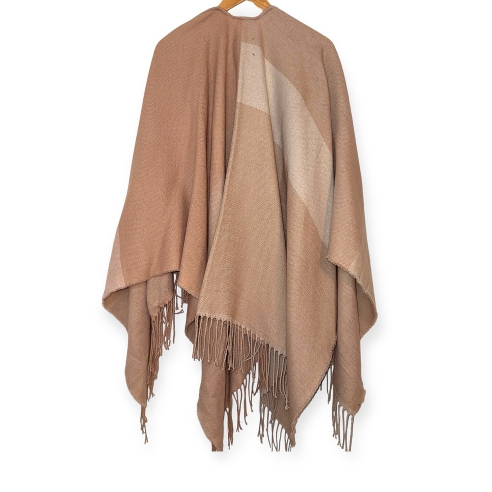 NWT Colorblock Fringe Ruana Shawl Wrap Poncho Beige Blush One Size - Picture 8 of 11